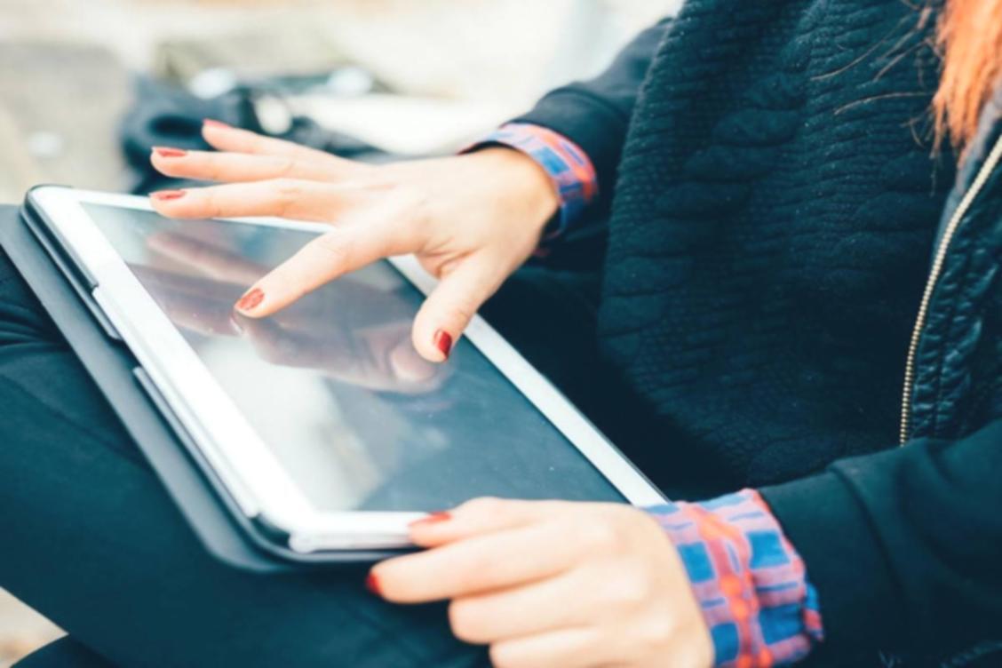 Teamleden overleggen over quizstructuur en softwaremodules bij tindercroft